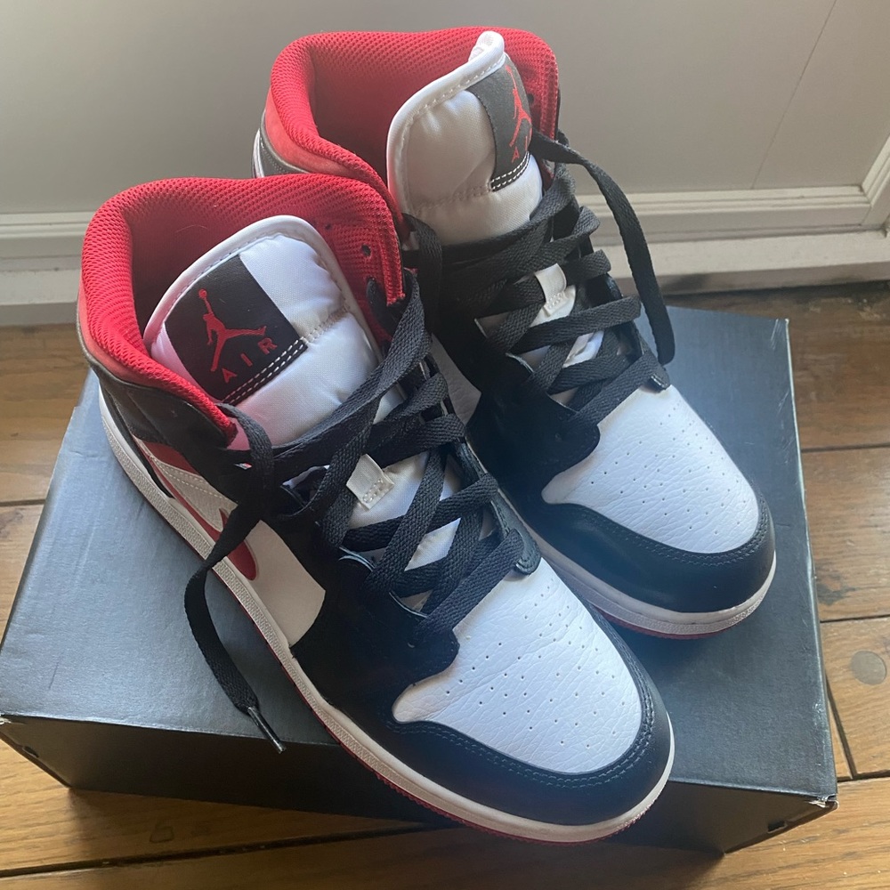Air Jordan 1 Mid (White/Gym Red-Black) Popular Tennis Shoe